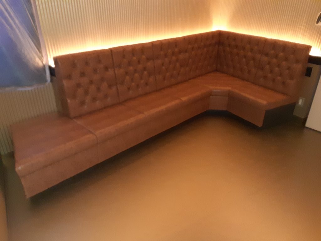 飲食店　ソファー